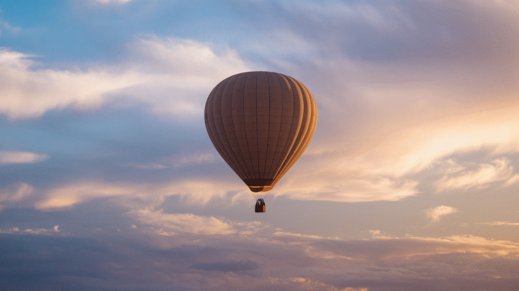 Montgolfière flottant dans un ciel onirique symbolisant l'élévation spirituelle