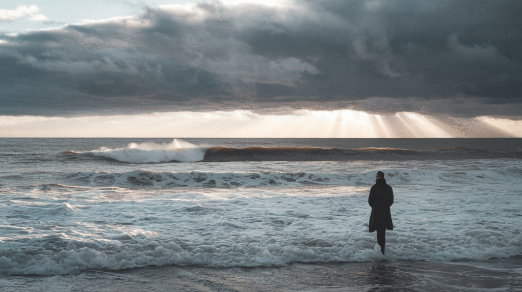 Personne contemplant les vagues d'eau salée lors d'un rêve symbolique